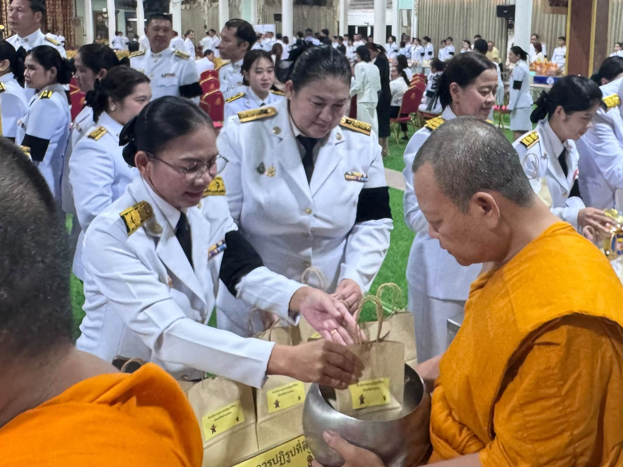 title - ส.ป.ก.อ่างทอง เข้าร่วมพิธีทำบุญตักบาตร พิธีเจริญพระพุทธมนต์ และพิธีวางพวงมาลา เนื่องในวันนวมินทรมหาราช 13 ตุลาคม 2569
